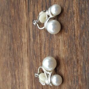 Winter bride pearl earrings clip on E218